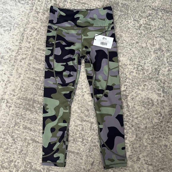 Zyia Green Camo Pocket Light n Tight Hi-rise Capri 24” - Picture 2 of 3
